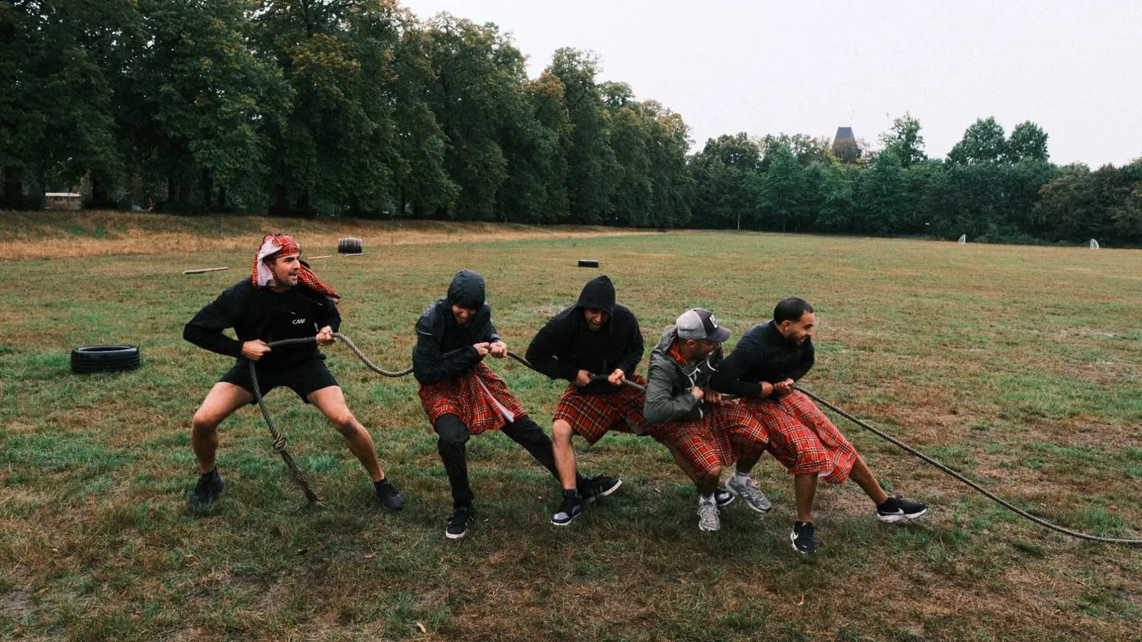 Twee teams trekken vol overgave aan het touw tijdens een actieve teambuilding van Bougez